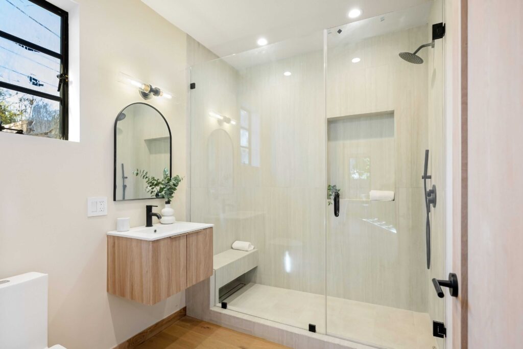 Reforma de baño en 7–10 días: ducha antideslizante, ventilación y acabados